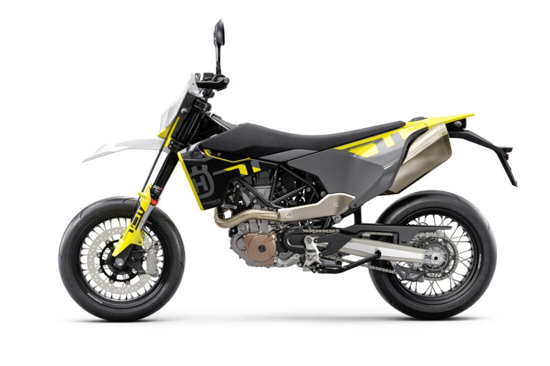 119920_701 Supermoto MY23 90-Left