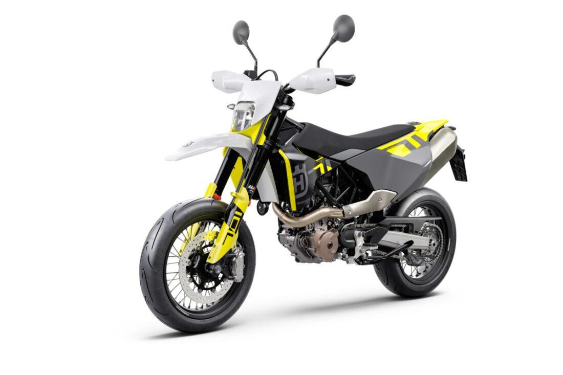 119922_701 Supermoto MY23 Front-Left