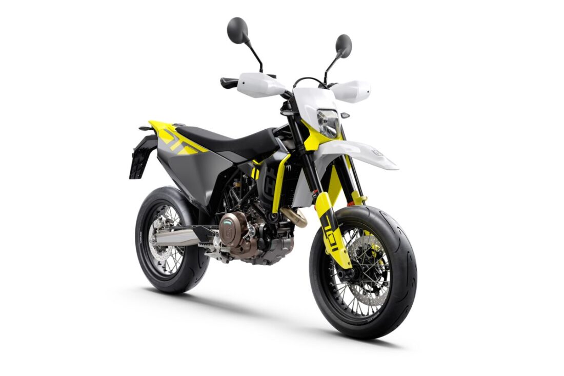 119923_701 Supermoto MY23 Front-Right