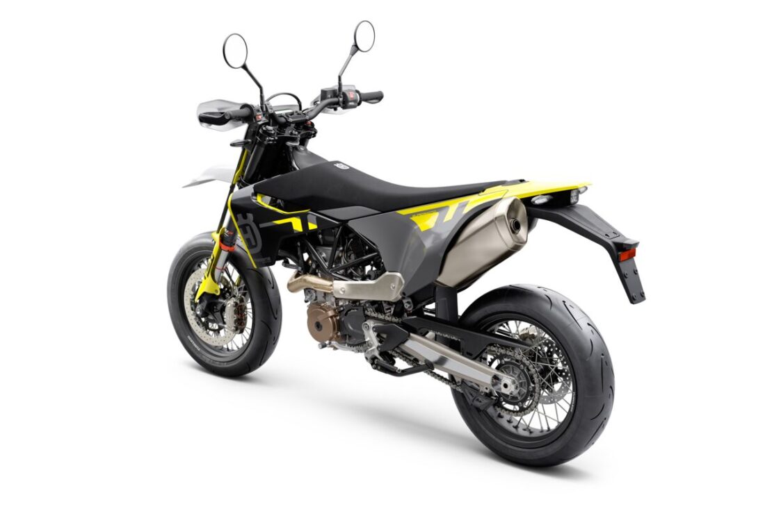 119924_701 Supermoto MY23 Rear-Left